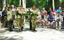 Velite pozemnch sl poloil veniec pri pamtnku umuench